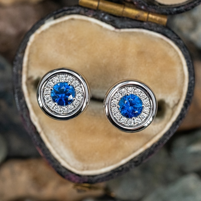 E-shop Ein Paar Vintage-Style Modeohrringe für Damen, mit runden Stecker, in denen blaue synthetische Zirkonia-Steine eingebettet sind, für