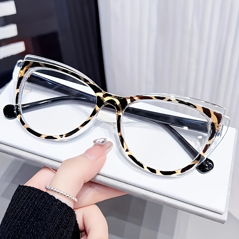 A Pair of Vintage-Style Cat-Eye Glasses Suitable for Both Men And Women, Featuring a Trendy Leopard Print Color-Block Design. They Are Perfect for Everyday Wear And Office Commutes