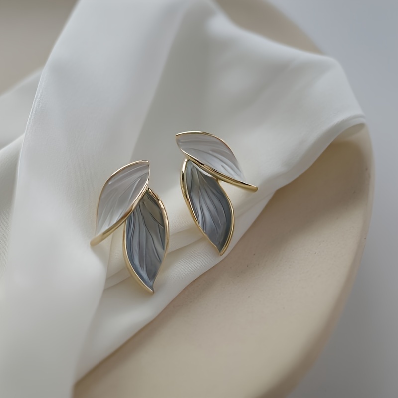 Image of A Pair Of Minimalist And Stylish Drop Oil Earrings In Contrasting Colors Shaped Like Leaves, Perfect For Trendy Women's Outfits