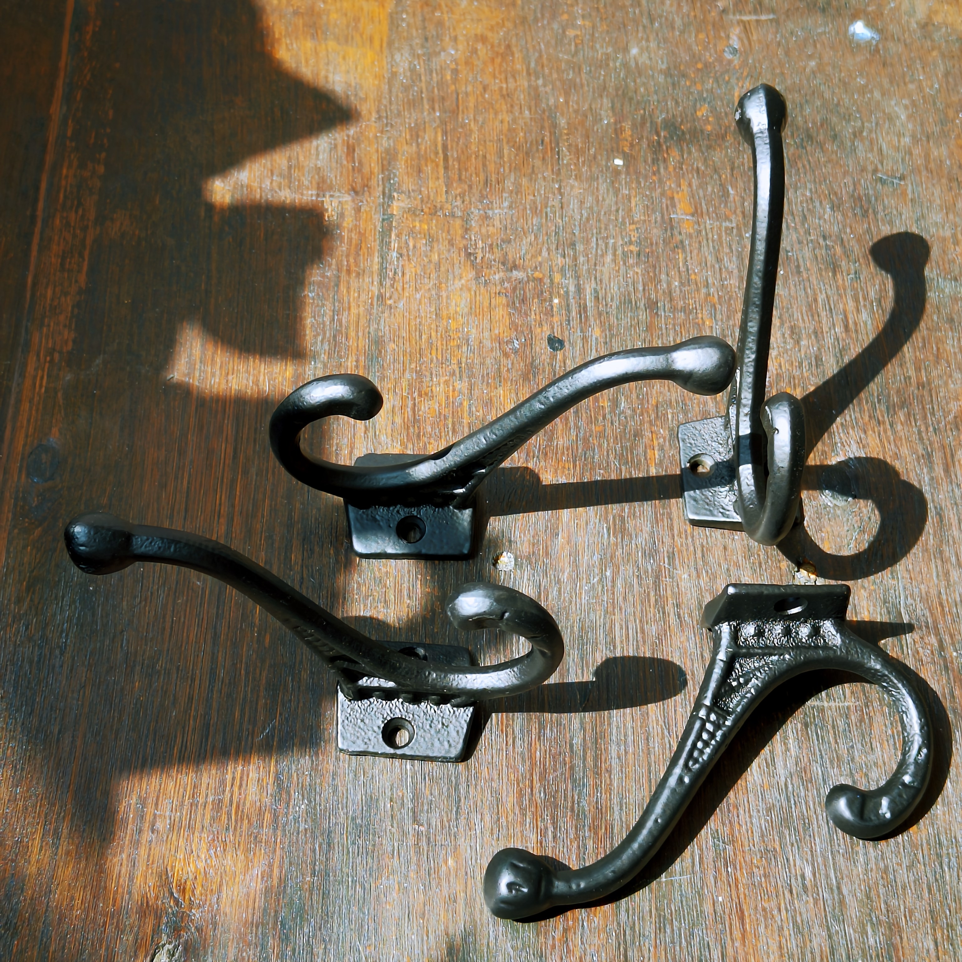 Image of 4pcs Set Of Cast Iron Diy Over-the-door Hooks For Home Decor, Suitable For Living Room, Patio, Bedroom, And Wall Mounting, Ideal For Hanging Daily Clothing, Backpacks, Keys, And More