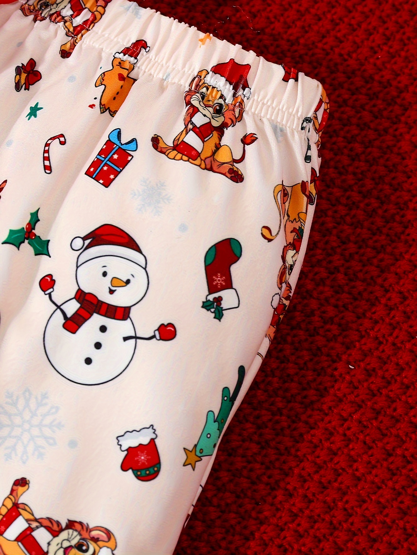 Jongens' Schattige Kerst Leeuwenprint Lange Mouwen Romper & Bijpassende Broek met Hoed Set - Feestelijke Vakantie Outfit met Santa & Sneeuwvlok Ontwerpen, Zacht Rood & Wit, Perfect voor Kerstvieringen, Kerstkleding voor Peuters, Kerstbabykleding, Speelse Peuter Kleding, Zachte Babykleding, voor Buiten