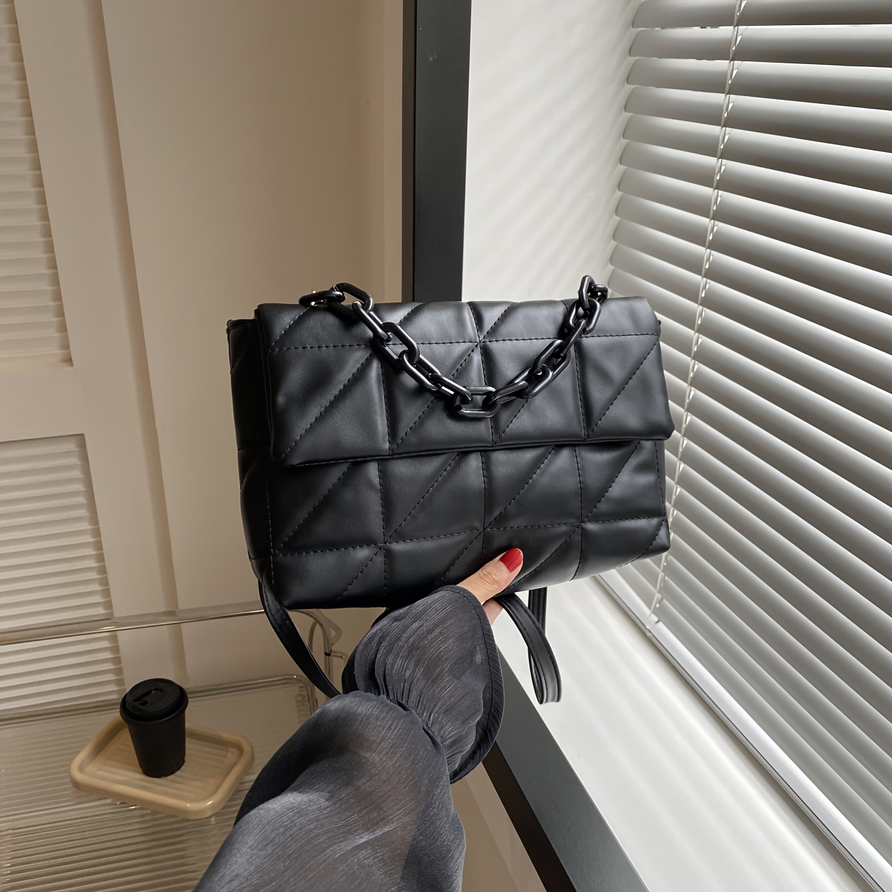 

Sac Bandoulière Matelassé Noir Élégant pour Femme avec Détail de Chaîne - Sac à Épaule Spacieux, Fermeture Magnétique, Bandoulière Ajustable, pour un & Cadeaux