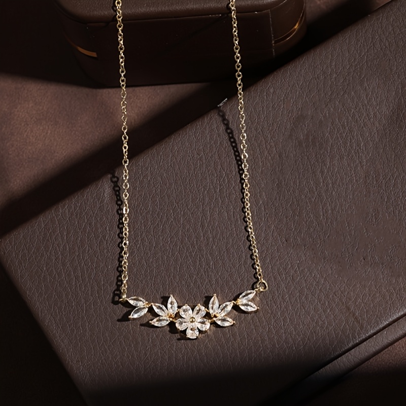 Copper-set Synthetic Synthetic Zirconia Flower Leaf Pendant Necklace Simple and Fashionable Curved Design 1pc of Suitable for Women's Daily Versatile Wear and Gift-giving Occasions