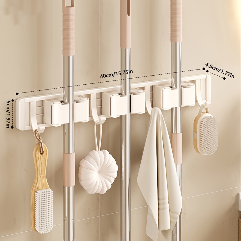 E-shop Robuster Metallhalter für und Besen, der an der Wand montiert werden kann, mit abnehmbaren Haken. Diese platzsparende Aufbewahrungslösung ist