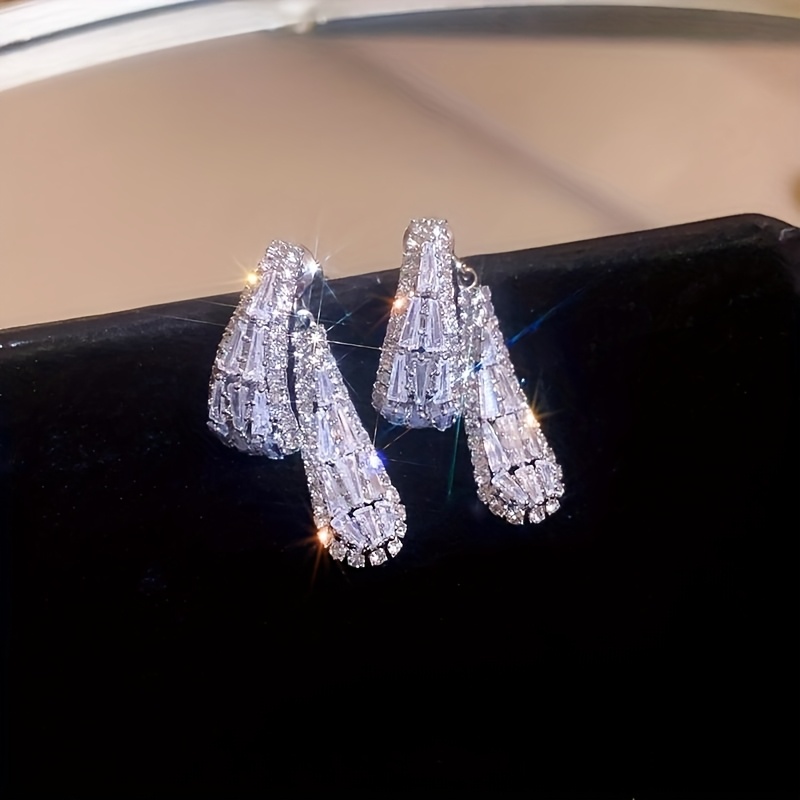 Image of Ultra-shimmering Glass Drop Earrings Exuding Elegant Temperament And Trendy Suitable For Decorative Stud Earrings
