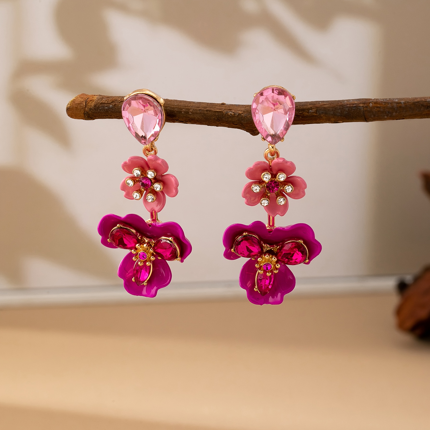 E-shop Ein Paar elegante zarte Ohrringe im Boho-Stil mit Blumen-Tropfenform, für alle Jahreszeiten geeignet, für den von Damen oder als Geschenk