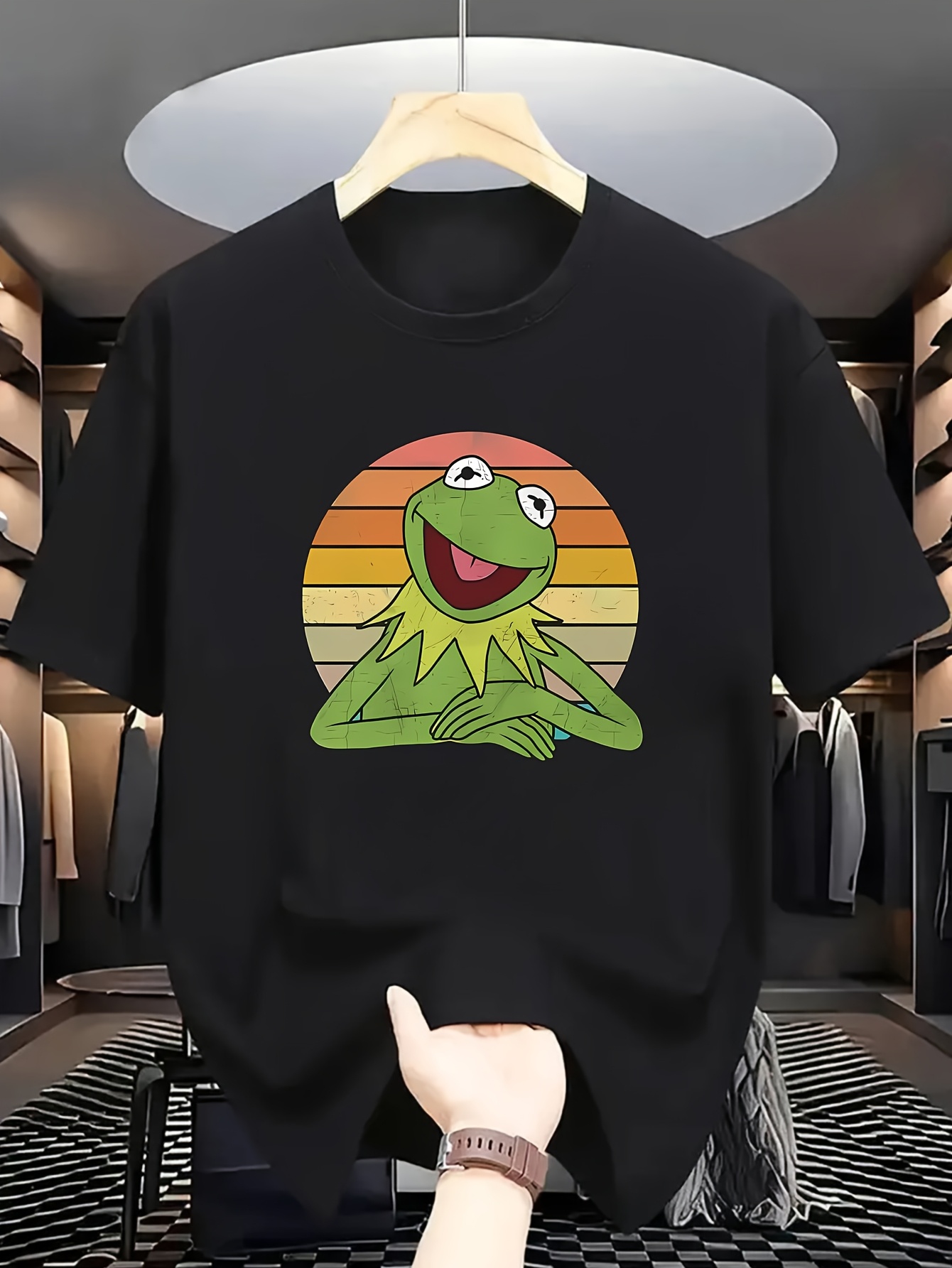 カラフルな壁の前にいるカエルのプリントが特徴的な 男性用カジュアル半袖tシャツ。春夏に のトレンドトップスです。快 - Temu Japan