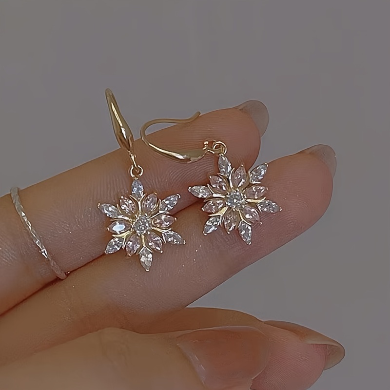 

A Pair Of Cute Christmas Pink Snowflake Earrings, Suitable For Friends As Gifts