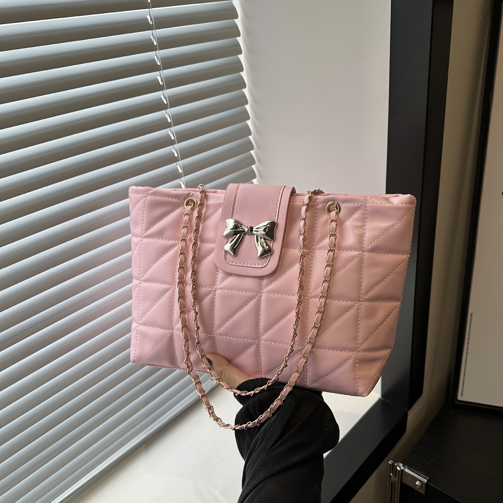 

Sac fourre-tout élégant en similicuir pour femme, rose avec nœud noir, sac à bandoulière matelassé avec fermeture à glissière, détail de peinture sur les bords, cadeau pour la Saint-Valentin