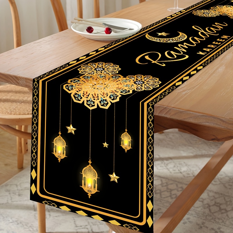 

Chemin de Table Élégant pour Ramadan - 14"x70", Noir & Doré avec Design , Étoiles et Lanternes, Polyester, pour l'Eid Al-Fitr & les Célébrations Islamiques