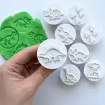 10件套恐龙主题软陶印章模具套装(含1个印章圆形切割器),共有三角龙、霸王龙、恐龙骨架、火山等9款侏罗纪趣味图案,适配超轻粘土、软陶、橡皮泥等材质。优质材质压印清晰,边缘光滑不伤手,是儿童早教手工、创意拓印、亲子互动的趣味工具,也可用于手账装饰是DIY爱好者必备好物。