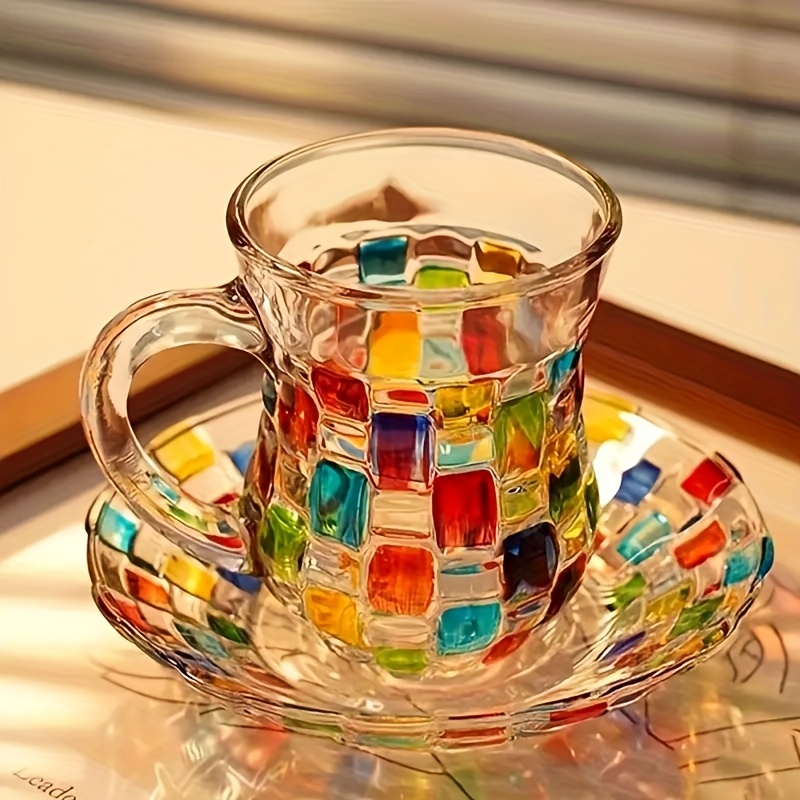 E-shop Ein Set aus bemaltem Glasbecher und Unterteller mit 4 Farben (Becher + Unterteller), einfacher aber dennoch anspruchsvoller