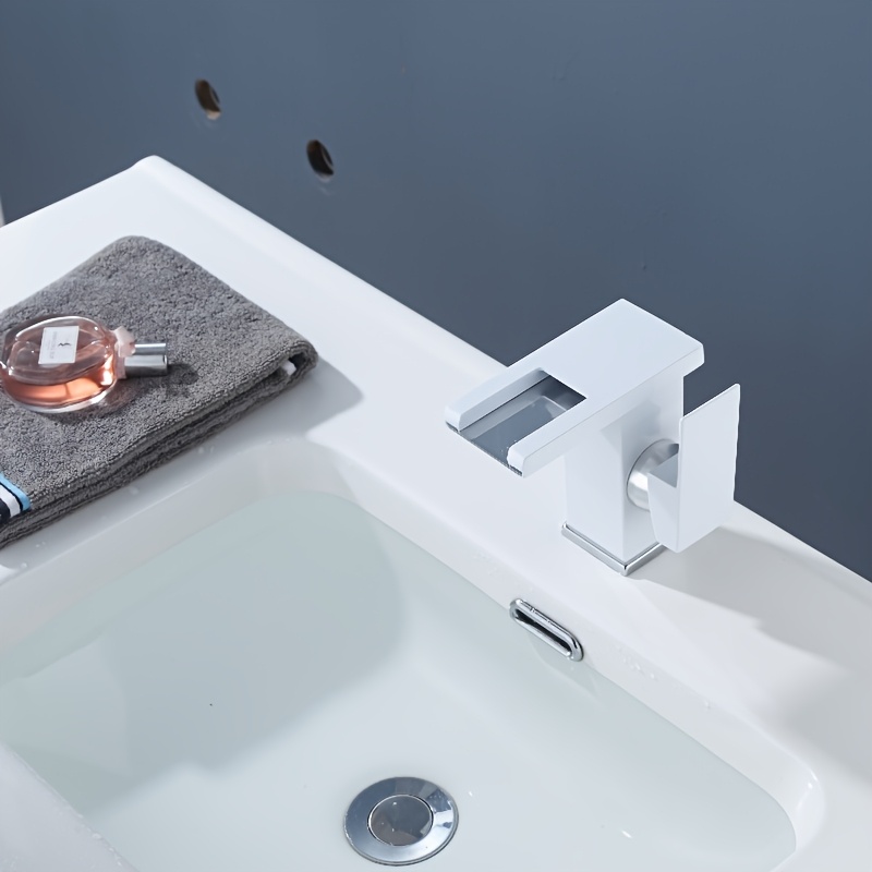 Zlewozmywak z miedzi z oświetlaną kranikiem, zapewniający gorącą i zimną wodę mieszankę do domowych łazienek, z funkcją regulacji temperatury i trójkolorowym designem zmieniającym kolor.