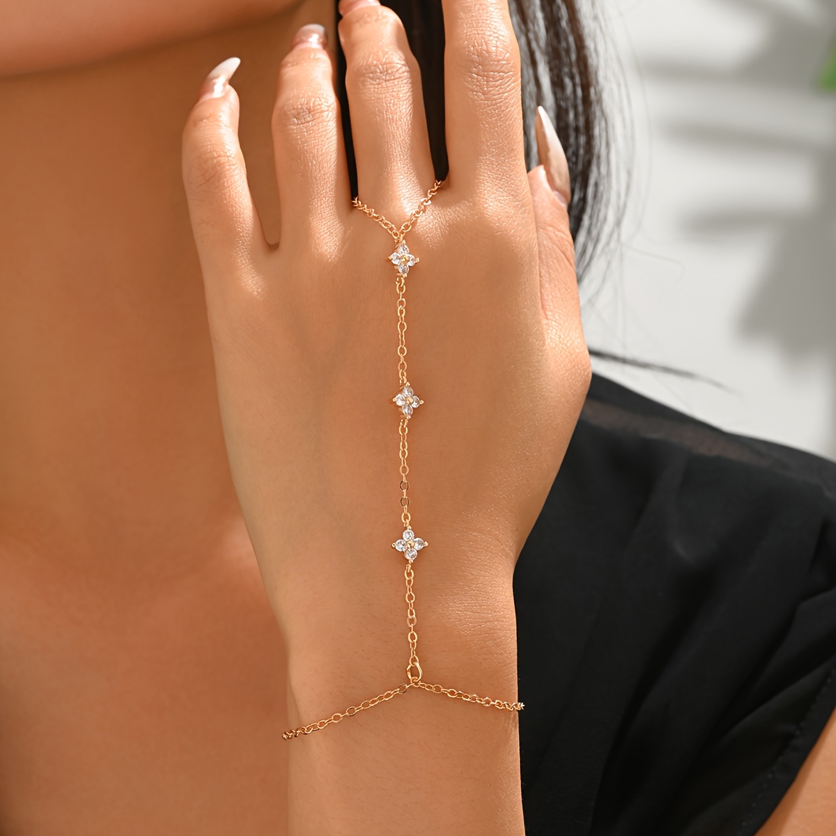 E-shop 1 Stück vergoldetes Blumen-Handkettchen-Armband mit verkettenten Ringen, passend für Damen, elegante minimalistische Handkette, Alltagskleidung,