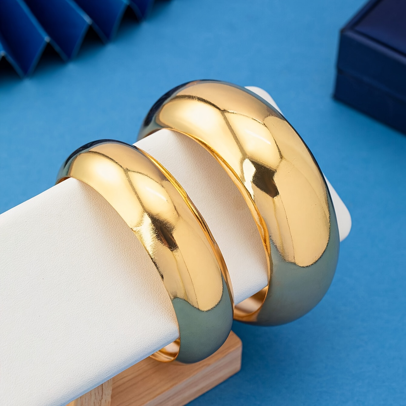 2pcs Vintage Exaggerated Classic Metal Style Round Wide Bracelet Set