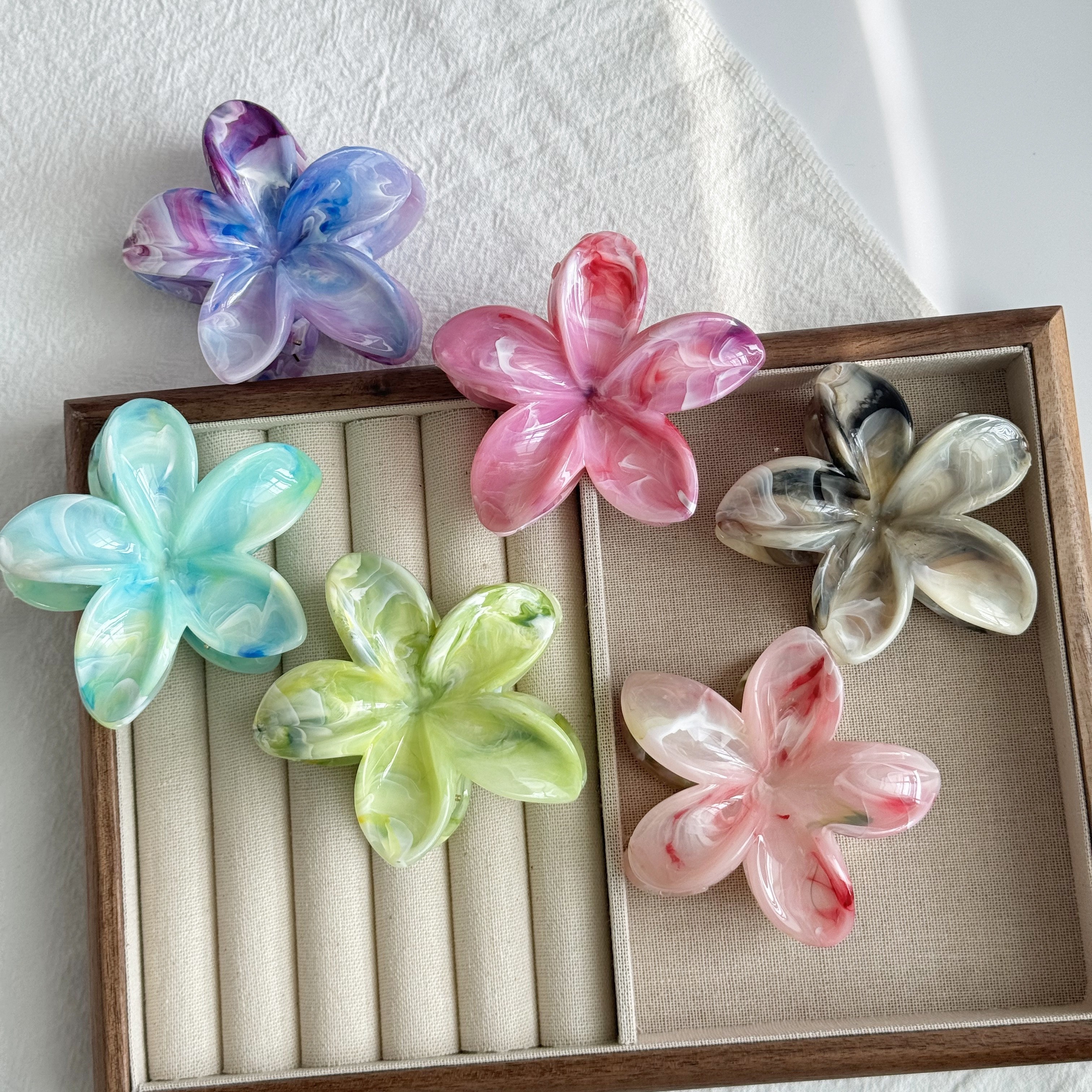 

6pcs Gradient Ink Splatter Flower Hair Clips, Elegant & , Large Flower Shape, Plastic, Birthday Gift Set For Women, Hair Accessories For Beach Updos