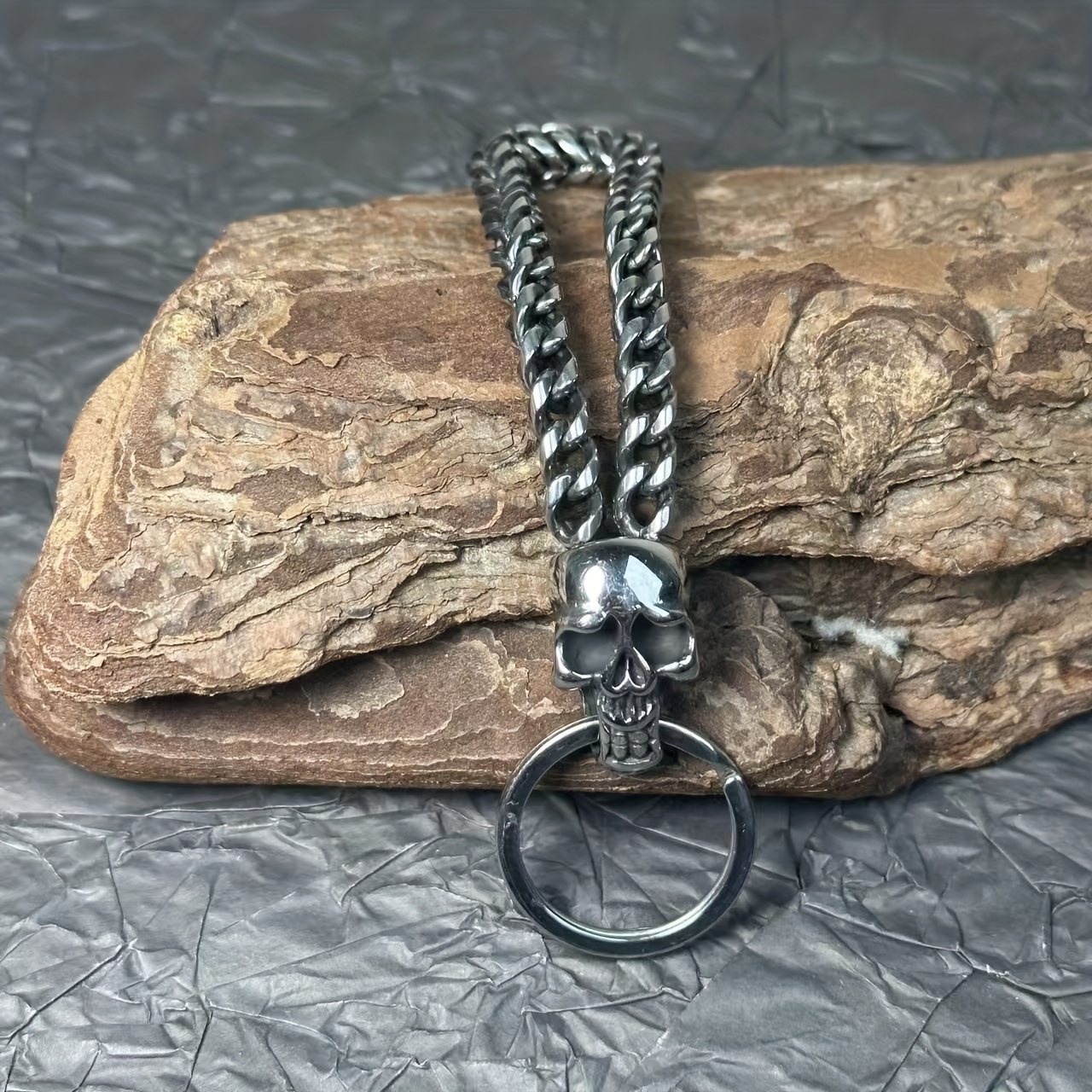 E-shop Vintage Edelstahl Schlüsselanhänger mit Totenkopf-Design, Einzigartiger Motorradstil Schlüsselhalter für Männer