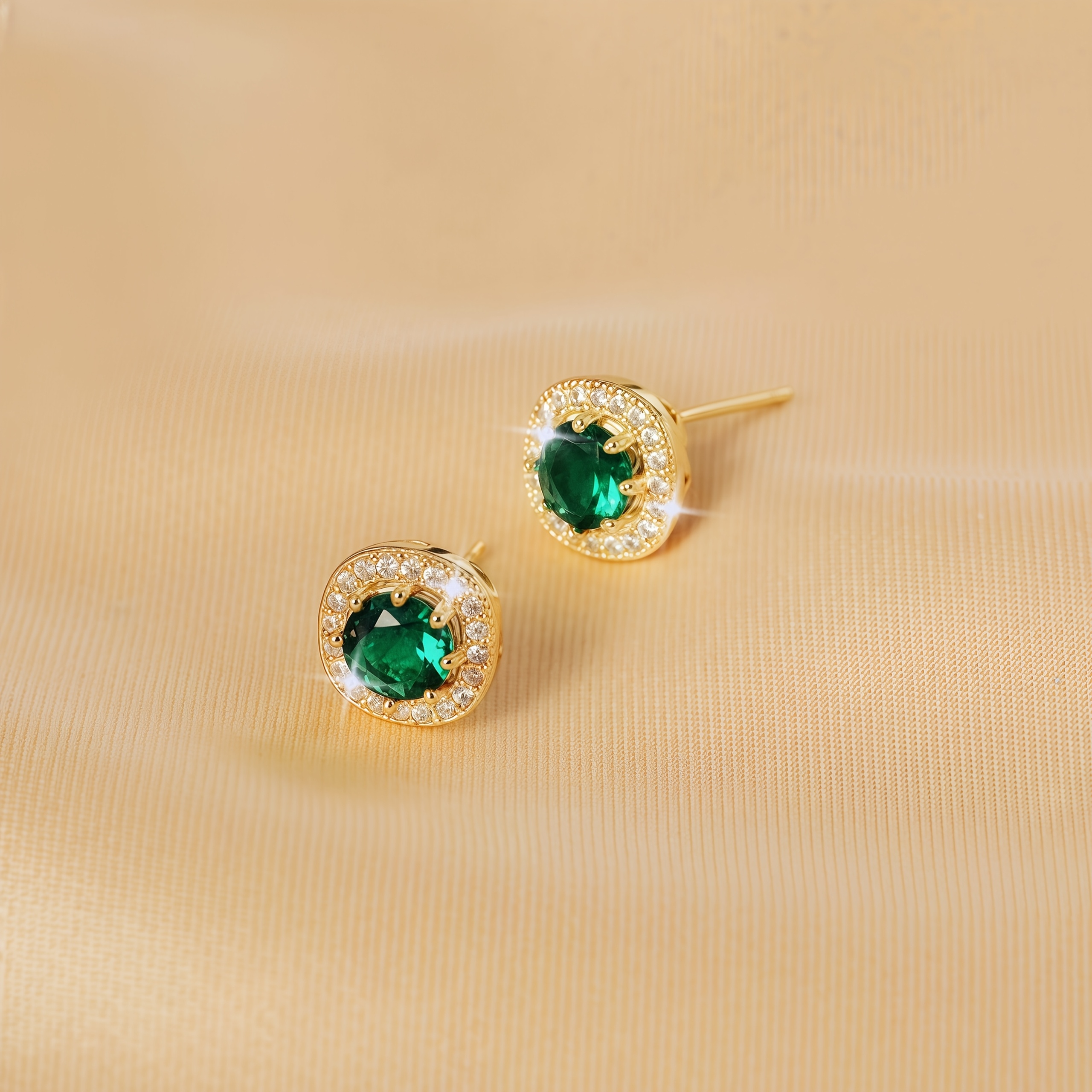 E-shop Ein Set grüne Zirkonia Ohrringe mit einem trendigen und vintage Design. Sie sind schick, unkompliziert, und zeitlos, für den täglichen Gebrauch