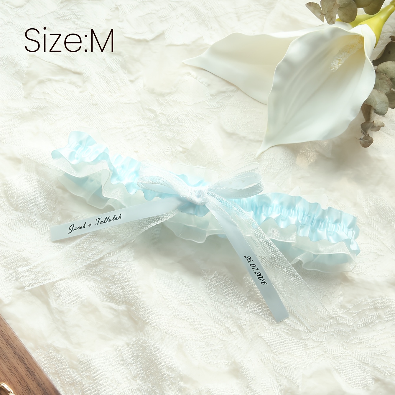E-shop Personalisierter "" Brautstrumpfband mit Name – Rüschen Brautstrumpfband mit Schleife – Individuelles Spitzen-Schleife Hochzeitsaccessoire