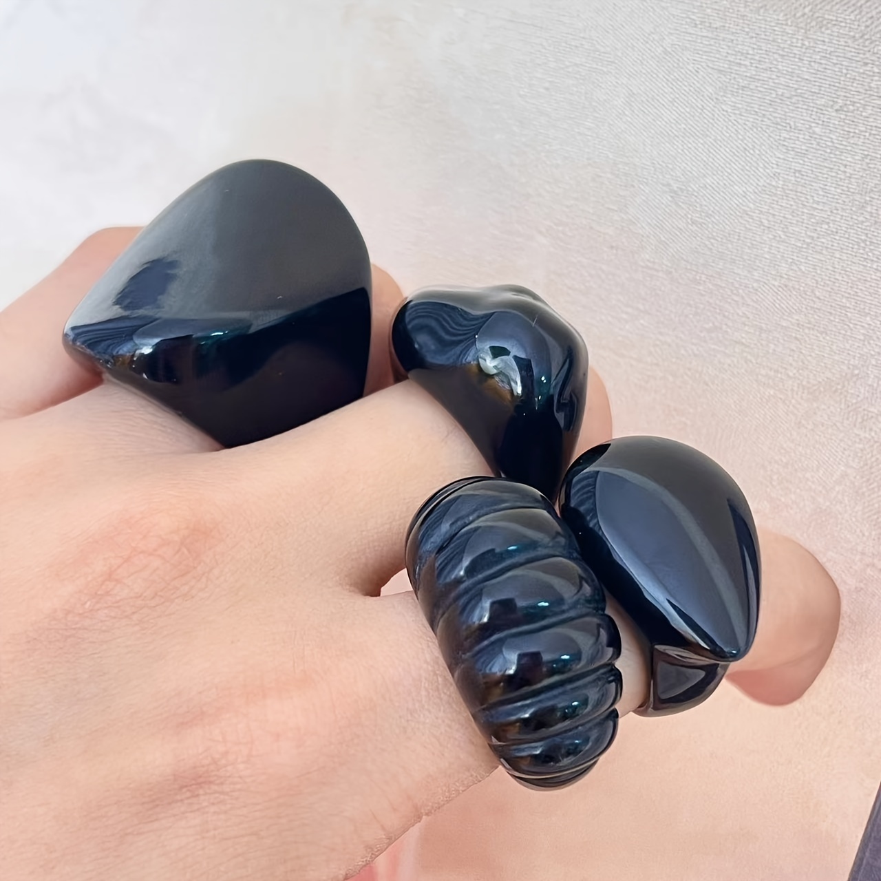 

Vintage Elegant Black Resin Ring Set For Men And Women - 4-piece Statement Fashion Jewelry, No Plating - Versatile Daily Wear, Ideal For Gift-giving