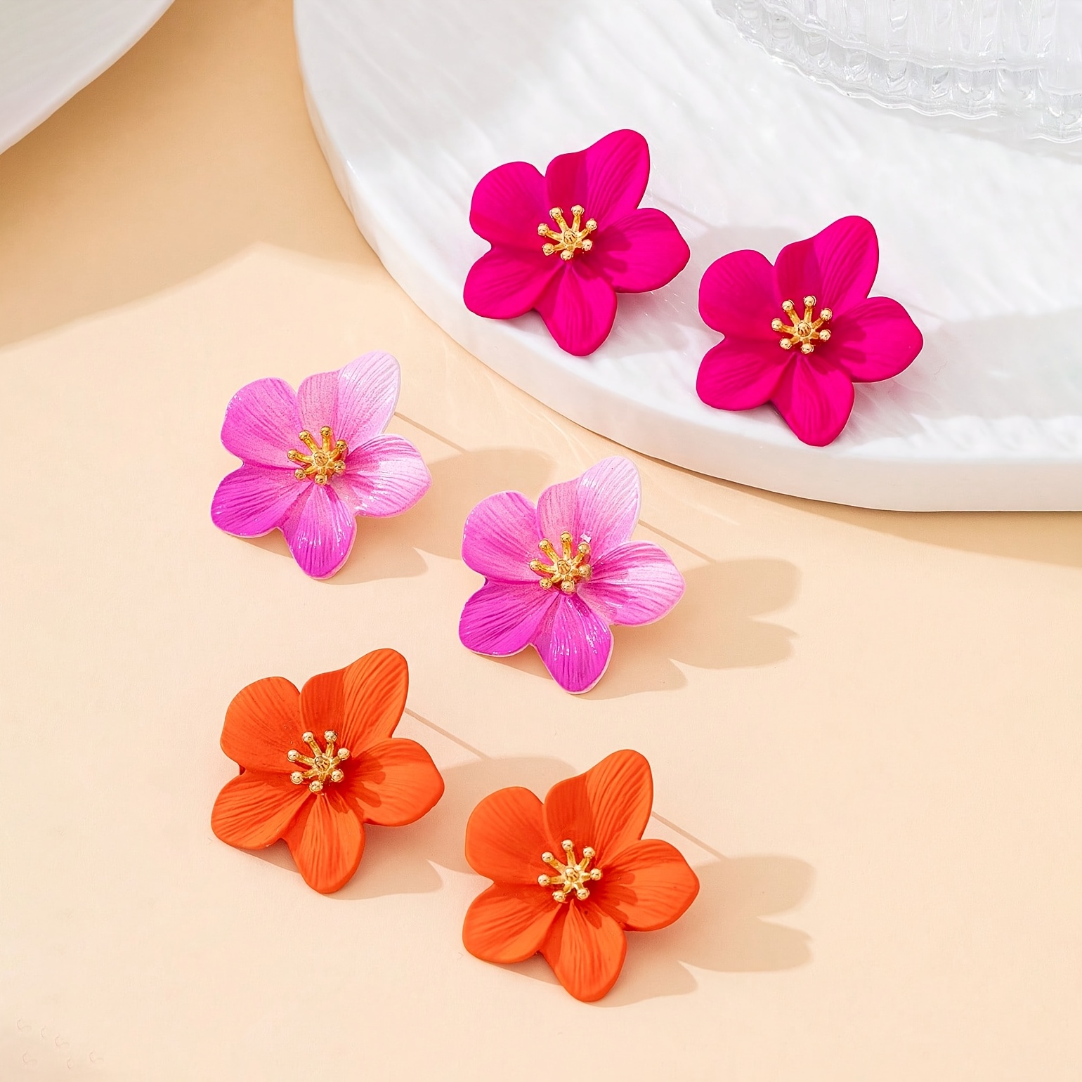TEMU Ensemble de trois paires de boucles d'oreilles tendance pour femmes, boucles d'oreilles exquises de fleur de couleur dopamine, adaptées à un
