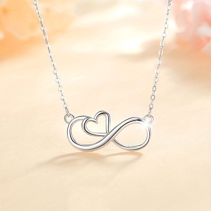 Image of An Endlessly Elegant And Fashionable Necklace For Women, Making It For A Friend. Suitable For Daily Commutes, Parties, Vacations, And Music Festivals