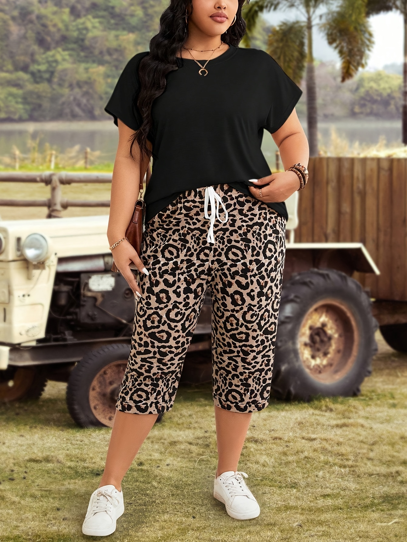Plus Size Two-Piece Set with a Round Neck Short Sleeve Top And Solid Pocket  Pants, Women'S Plus Size