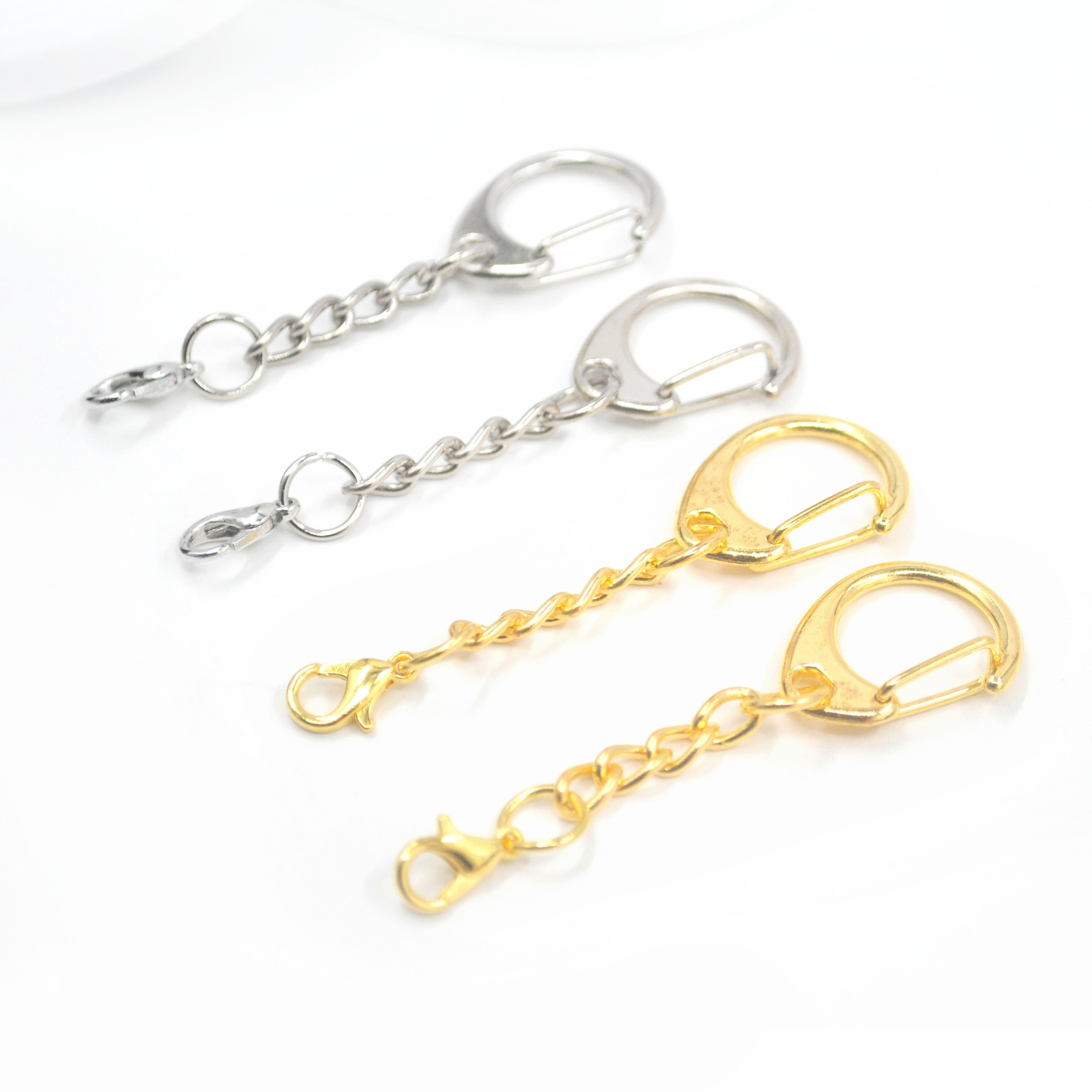 

There Are 16 Sets Of Keychains D-shaped Spring Hooks, Chains, And Clasps, In And Silvery Colors.