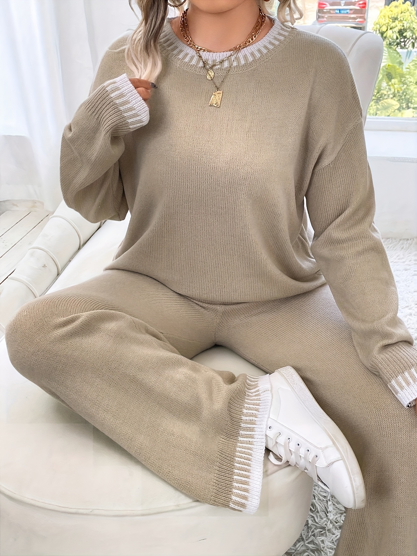 Plus Size Damen Outfit mit braunem Colorblock Sweater und Hose – Rundhals, Langarm, Stretch