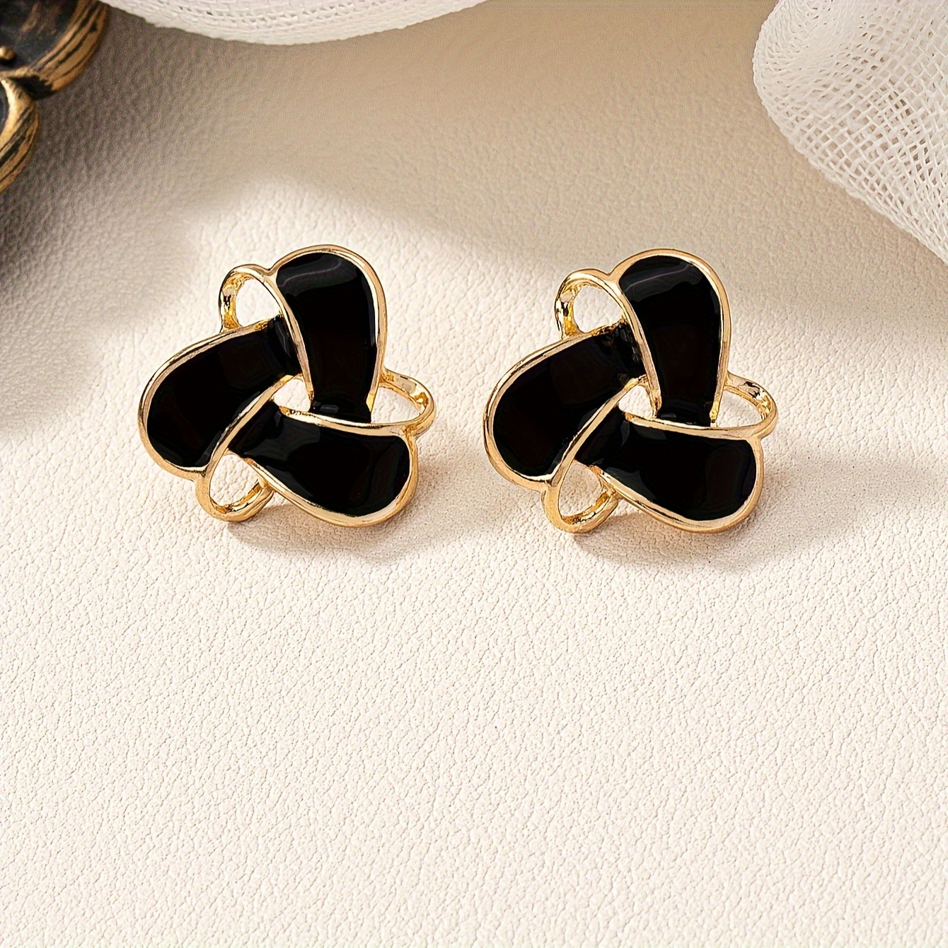 A Pair Of Fashionable Trendy Small Floral Enamel Stud Earrings