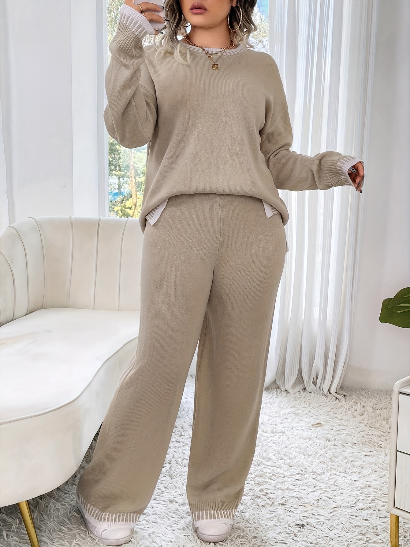 Plus Size Damen Outfit mit braunem Colorblock Sweater und Hose – Rundhals, Langarm, Stretch