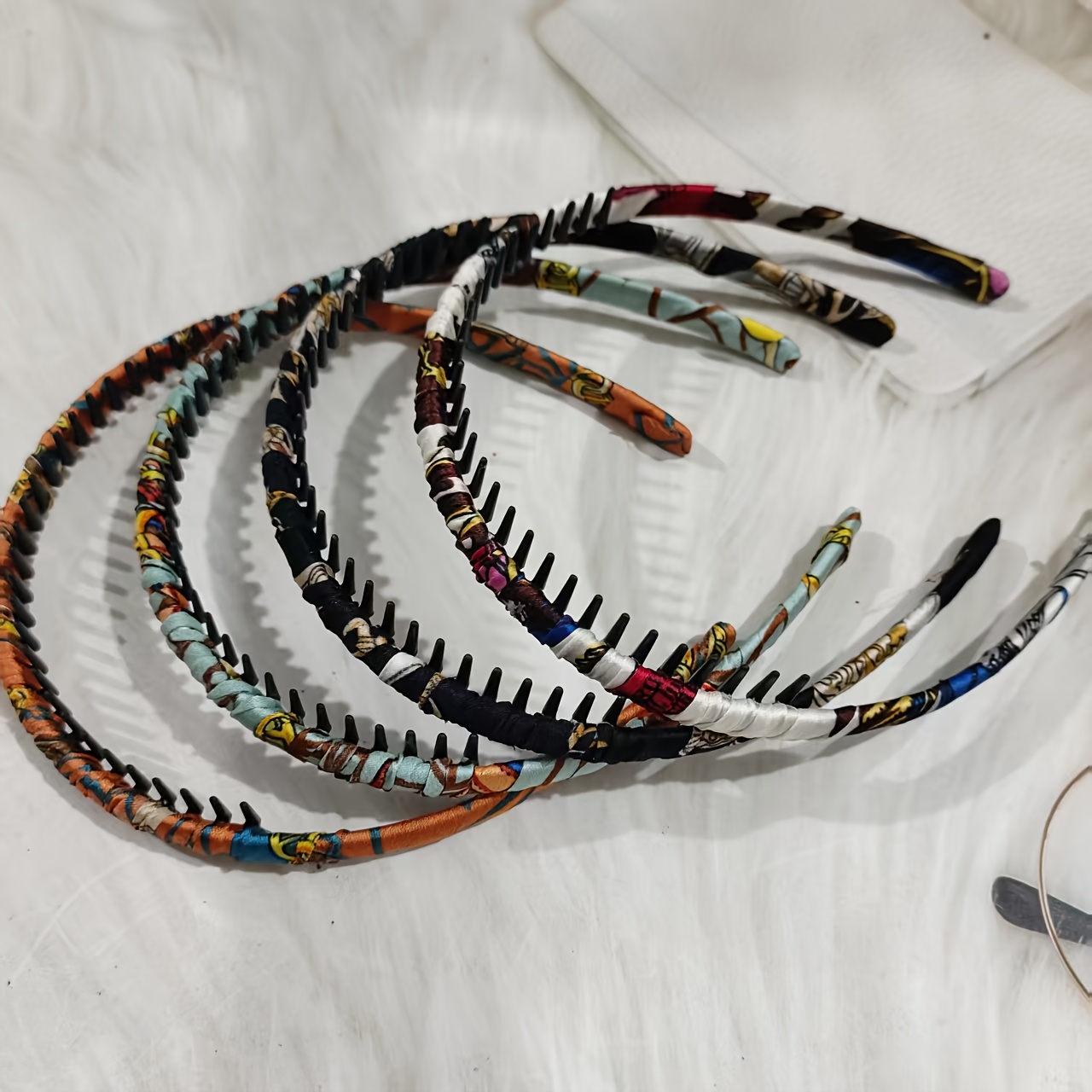 E-shop 4er-Set Bohemian-Stil Haarbänder für Frauen, Rutschfeste Zahnkamm-Stirnbänder mit Clip, Bunte Kunststoff-Haaraccessoires zum Waschen und Stylen