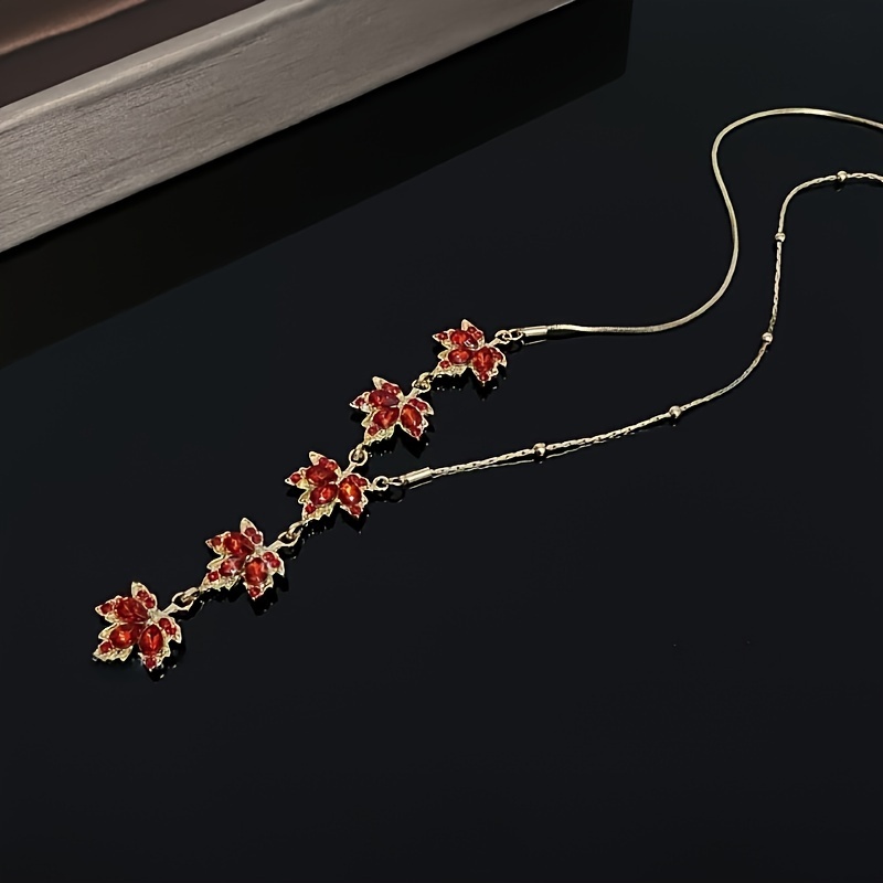 

Collier Pendentif Feuille d'Érable Rouge de Luxe, Chaîne de Clavicule en de Cristal Artificiel , Collier pour Femme, Chaîne de Pull Polyvalente et Haut de Gamme