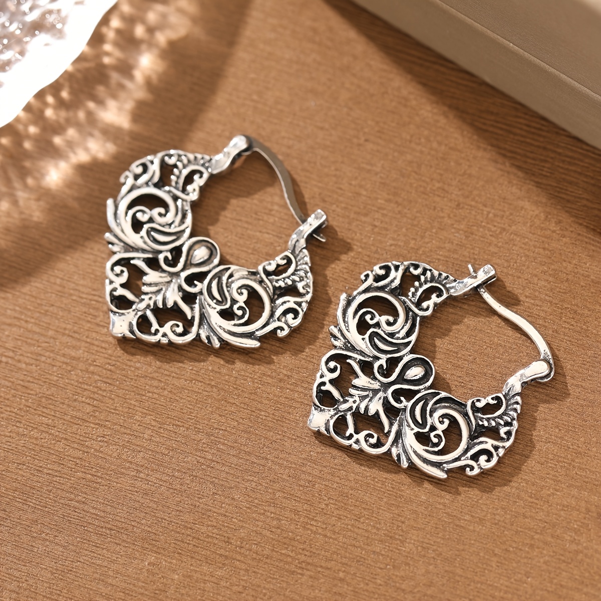 Women's Retro Ivy Floral Relief Pendant Earrings, Versatile Style