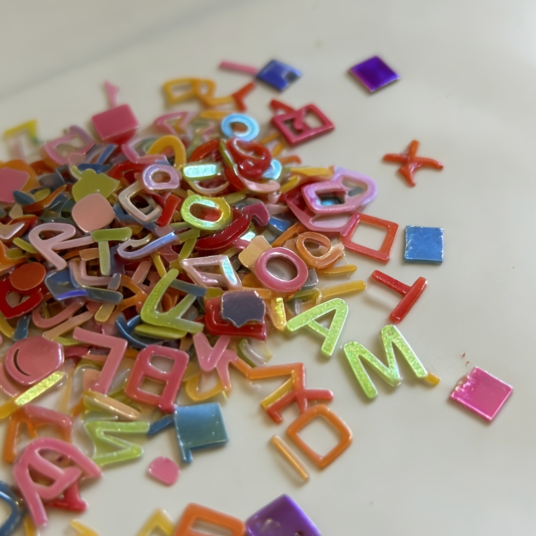 TEMU 2500 pezzi di colorati metallici con alfabeto, paillettes di lettere in metallo lucido da 6 mm per decorazioni, scrapbooking, laurea, a scuola,
