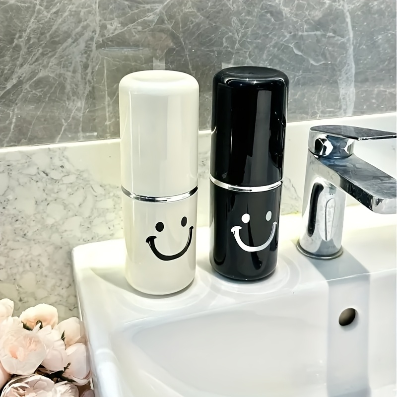 

Ensemble de tasses de voyage et de porte-brosse à - Un article de salle de bain indispensable, pour une utilisation à domicile et en voyage, un cadeau idéal pour Noël ou Halloween.