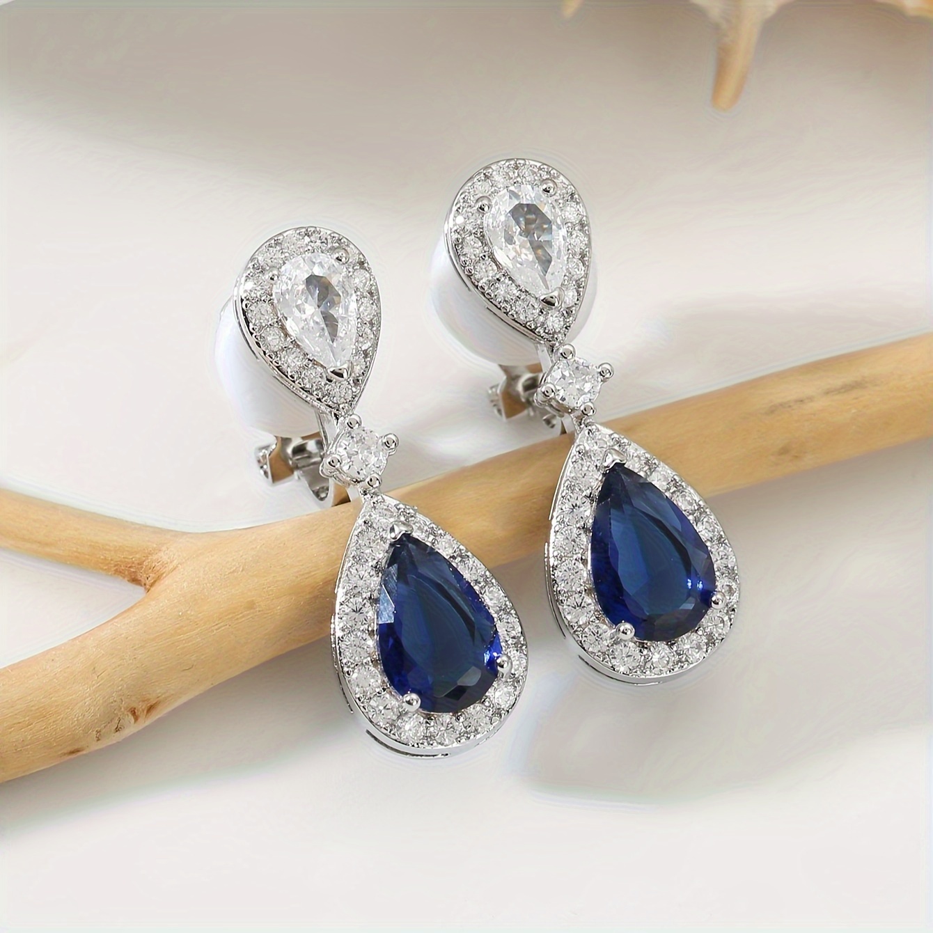 E-shop Paar stilvoller Clip-Ohrringe mit synthetischem Zirkonia, elegantes Tränenform-Design – ideal für den und Partys. für Karneval, Weihnachten,