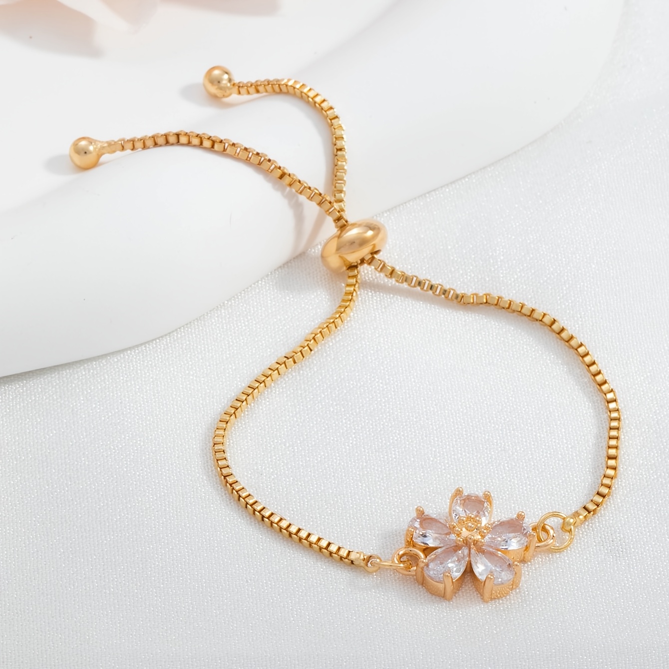 E-shop Ein stilvolles und lässiges minimalistisches Damenarmband mit Zirkonia-Blumen