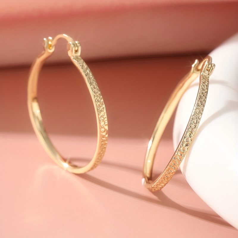 1 Pair Of Simple And Fashionable Pattern Carved Thin Circular Earrings, Exquisite Women's Accessories Suitable For Daily Wear, A Birthday Gift For Mom