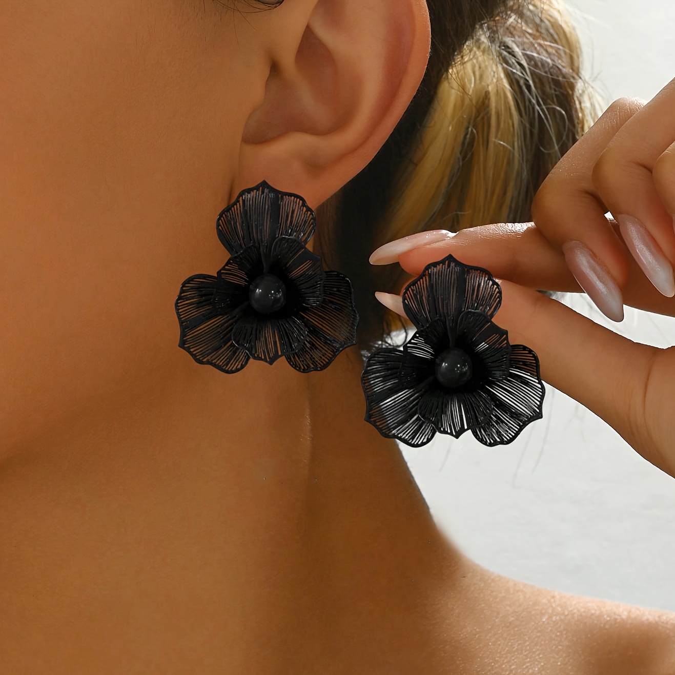 E-shop 1 Paar minimalistische, individuelle Mode-Ohrschmucklinie mit hohlen, schwarzen, blumenförmigen Ohrhaken und schwarzer