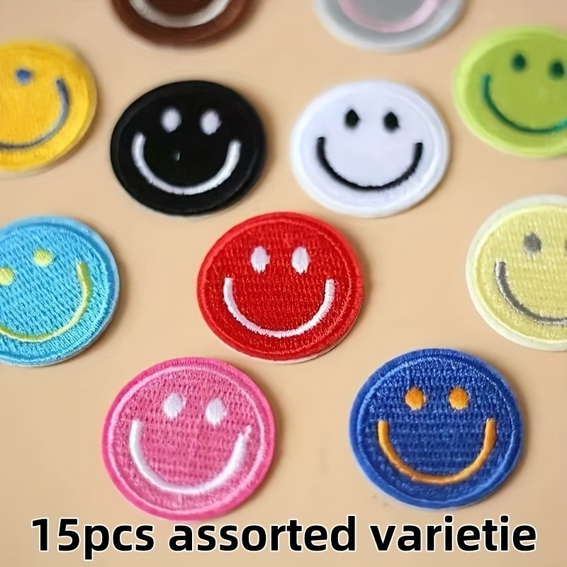 E-shop 15 Stück Lächelndes Gesicht Bügelaufnäher - Selbstklebende Bestickte Aufnäher für Kleidungsreparatur & Dekoration, DIY Geldbörsenherstellung,