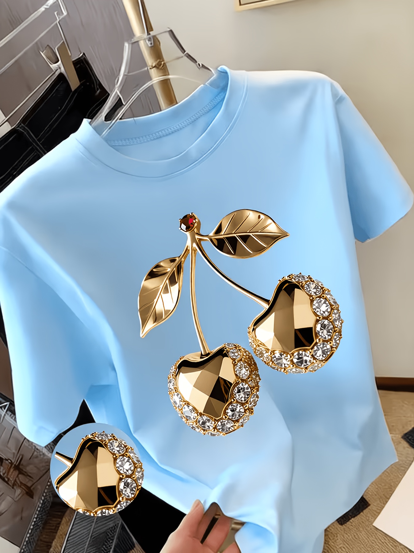 T-shirt Femme Y2K — Cerises Dorées & Diamants T-shirt Y2K pour femme à imprimé cerises dorées avec embellissements en diamant - Haut respirant à col ras du cou compatible avec une blouse | Essentiel de la garde-robe printemps-été | T-shirt décontracté léger adapté aux fêtes, cadeaux et tenues décontractées