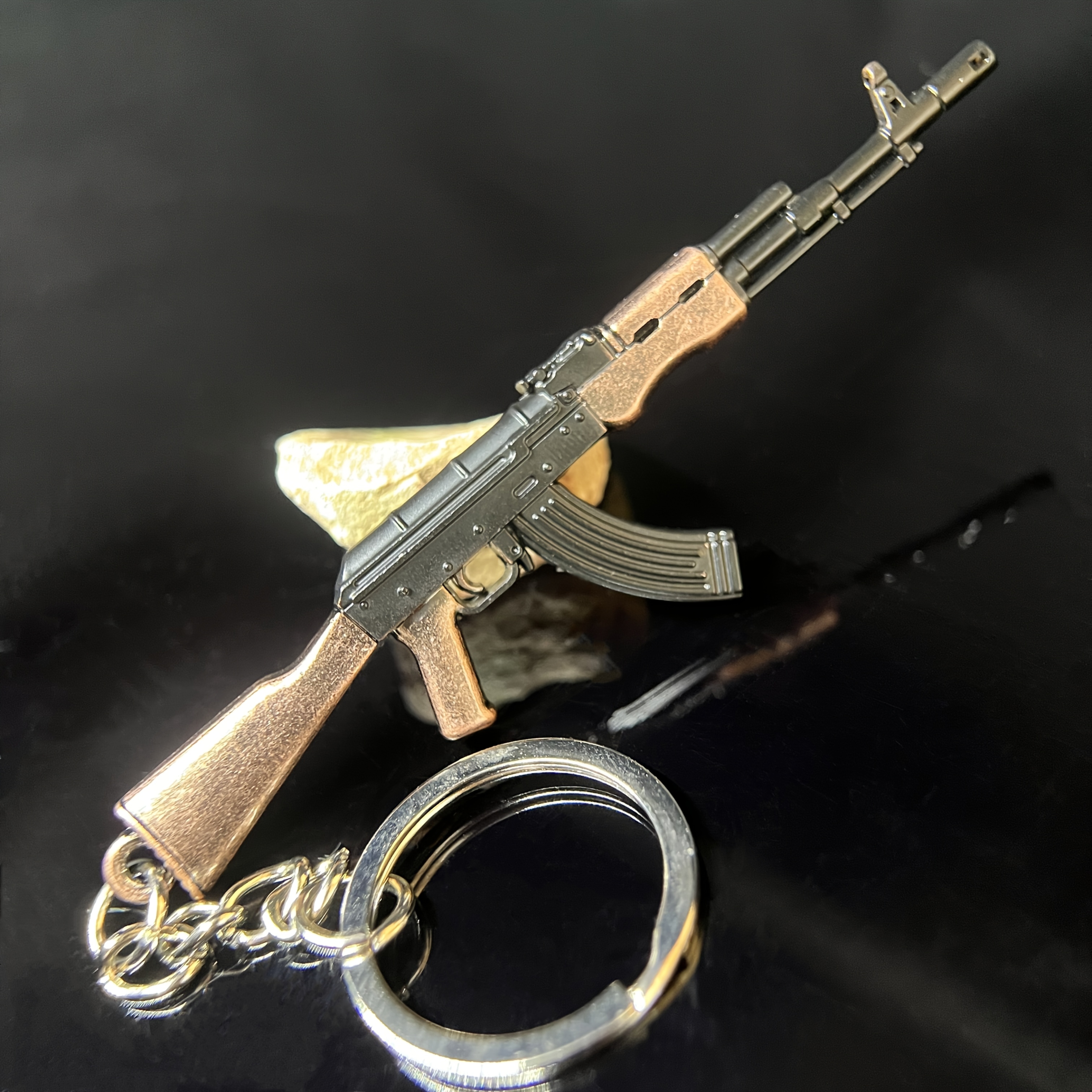 poza articolului 1 buc. mini pistol   din   de   elegant - replacă durabilă a unei   de joc, temă tactică militară, breloc pentru colecționari și entuziaști, breloc colecționabil | replacă durabilă din metal | artizanat complex, breloc ak47