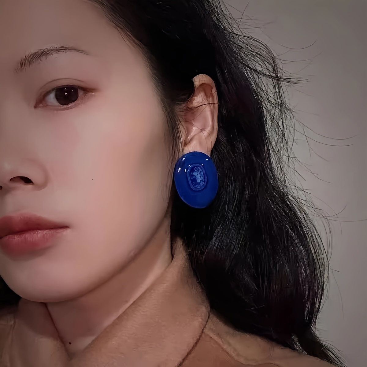 High-end Elegant Hong Kong-style Earrings with Vintage Leaf Design