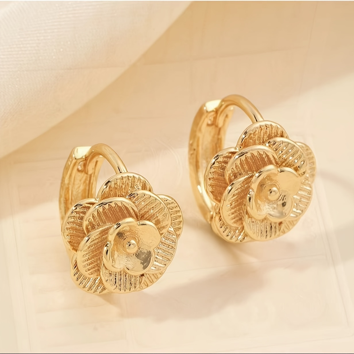 

A Pair Of Fashionable And Sexy Car Flower Wedding Rose Hoop Earrings Ear Buckle Three-dimensional Flower Earrings For Women's Ears