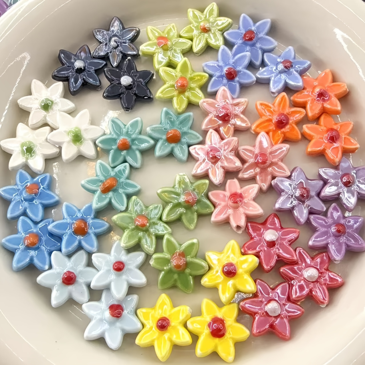 E-shop 10 Stück Bunte Keramik-Blumenperlen - 6-Blütenblatt-Anhänger für DIY-Armbänder & Handyketten, Niedliche Botanische Schmuckherstellung (Lebendige
