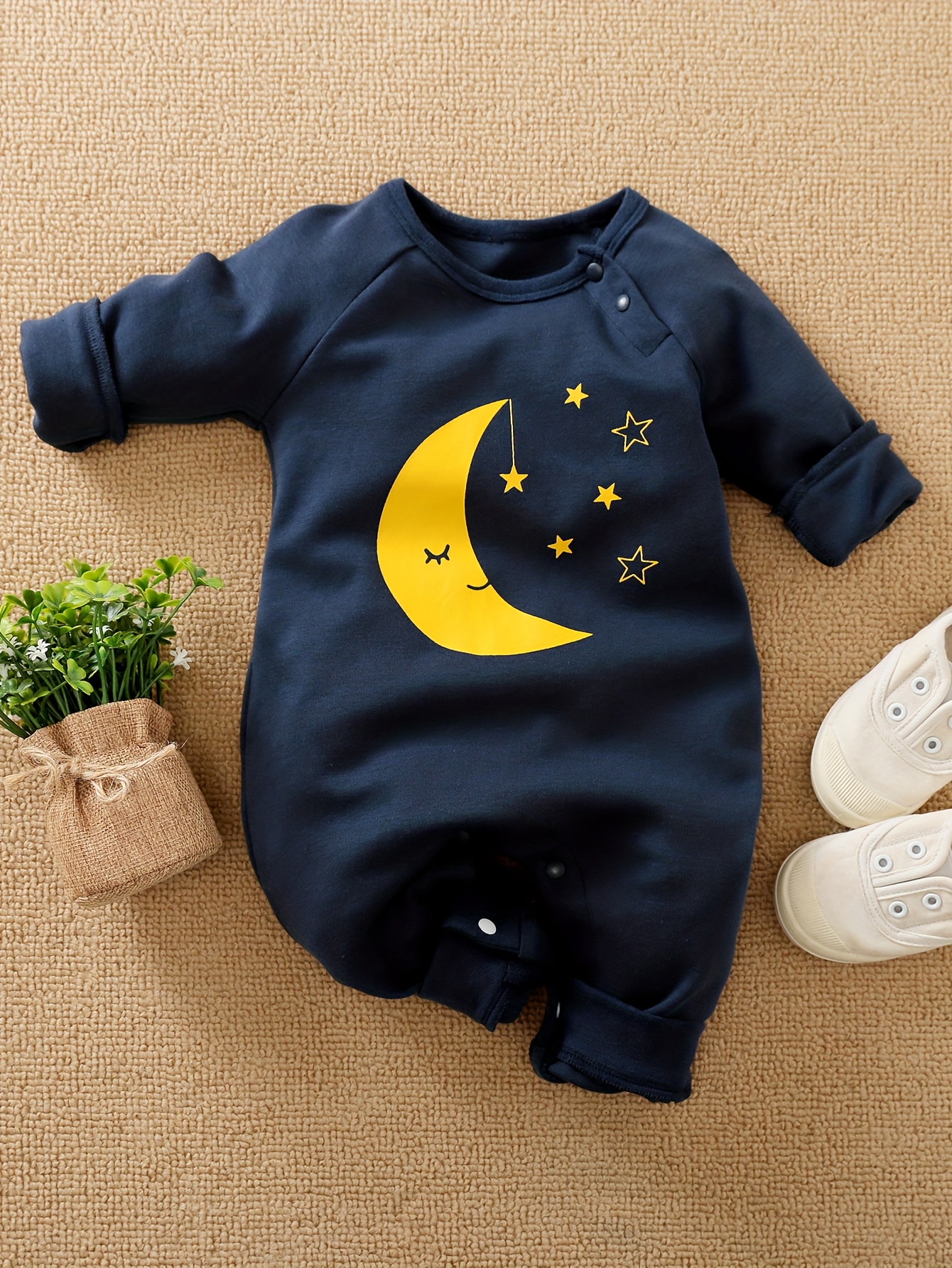Rompertje met lange mouwen en sterren- en maanmotief