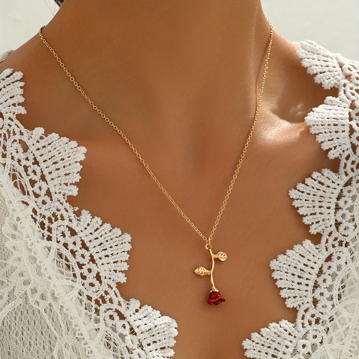 

Collier de chaîne de clavicule en de rose enrobée d'huile pour la Saint-Valentin, un cadeau