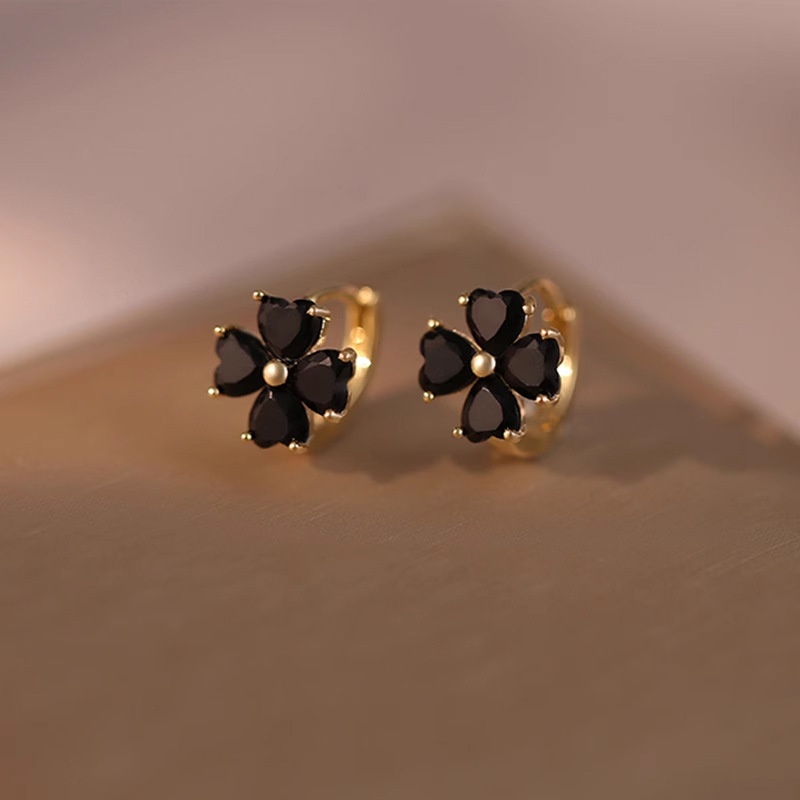 E-shop 1 Paar Damen Frühling/Sommer Nischen Schwarze Vierblättrige Blume Ohrstecker, Muttertag Einfach Vielseitig Elegant Leichter Luxus Waldstil