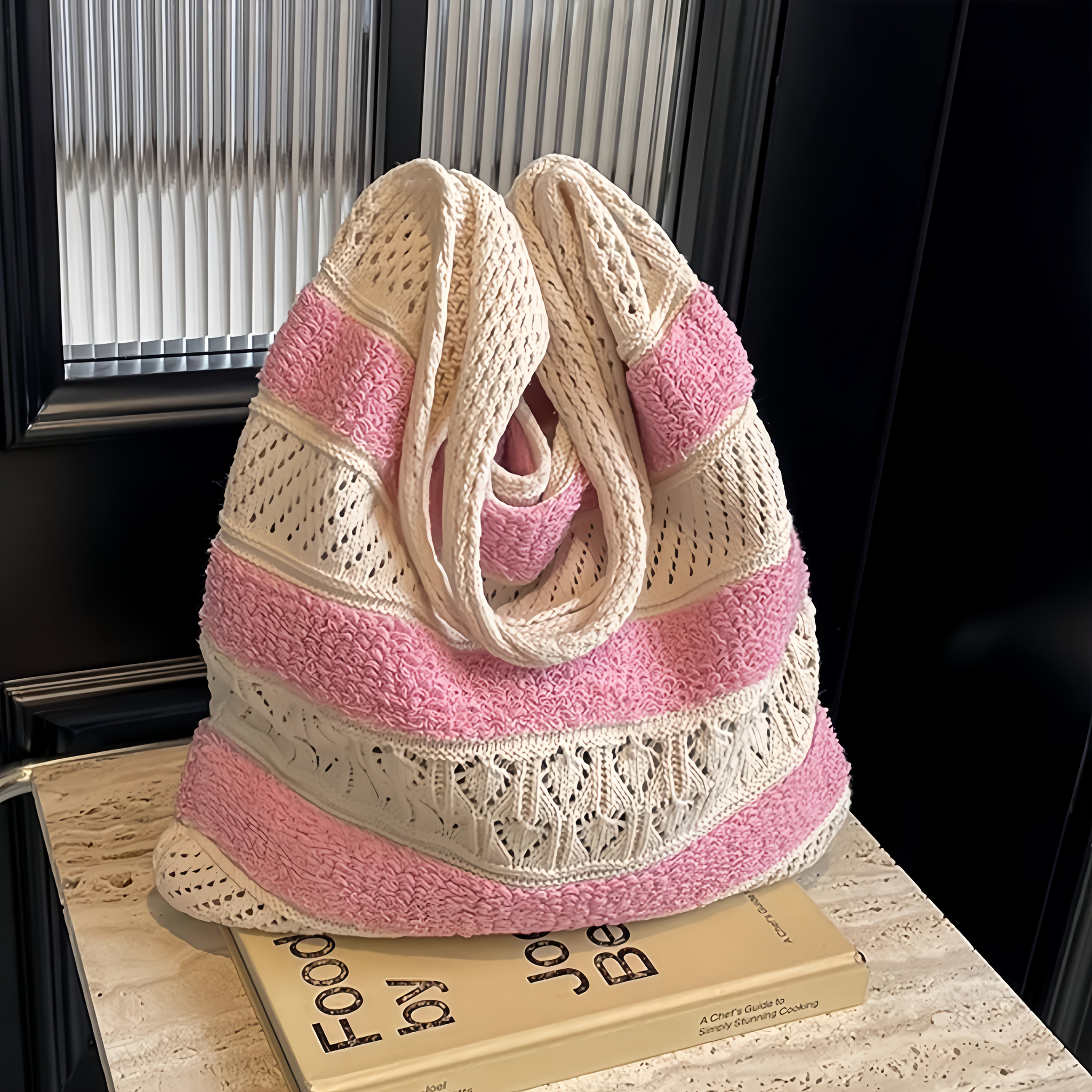 E-shop Eine süße, rosa Strick-Tragetasche mit Streifen und einem hohlen Design, zum Handtragen oder über die Schulter zu tragen.